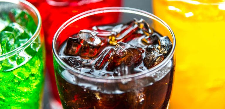 المشروبات الغازية تُهدّد العظام: الكالسيوم لا يجد طريقه إلى جسم الطفل!