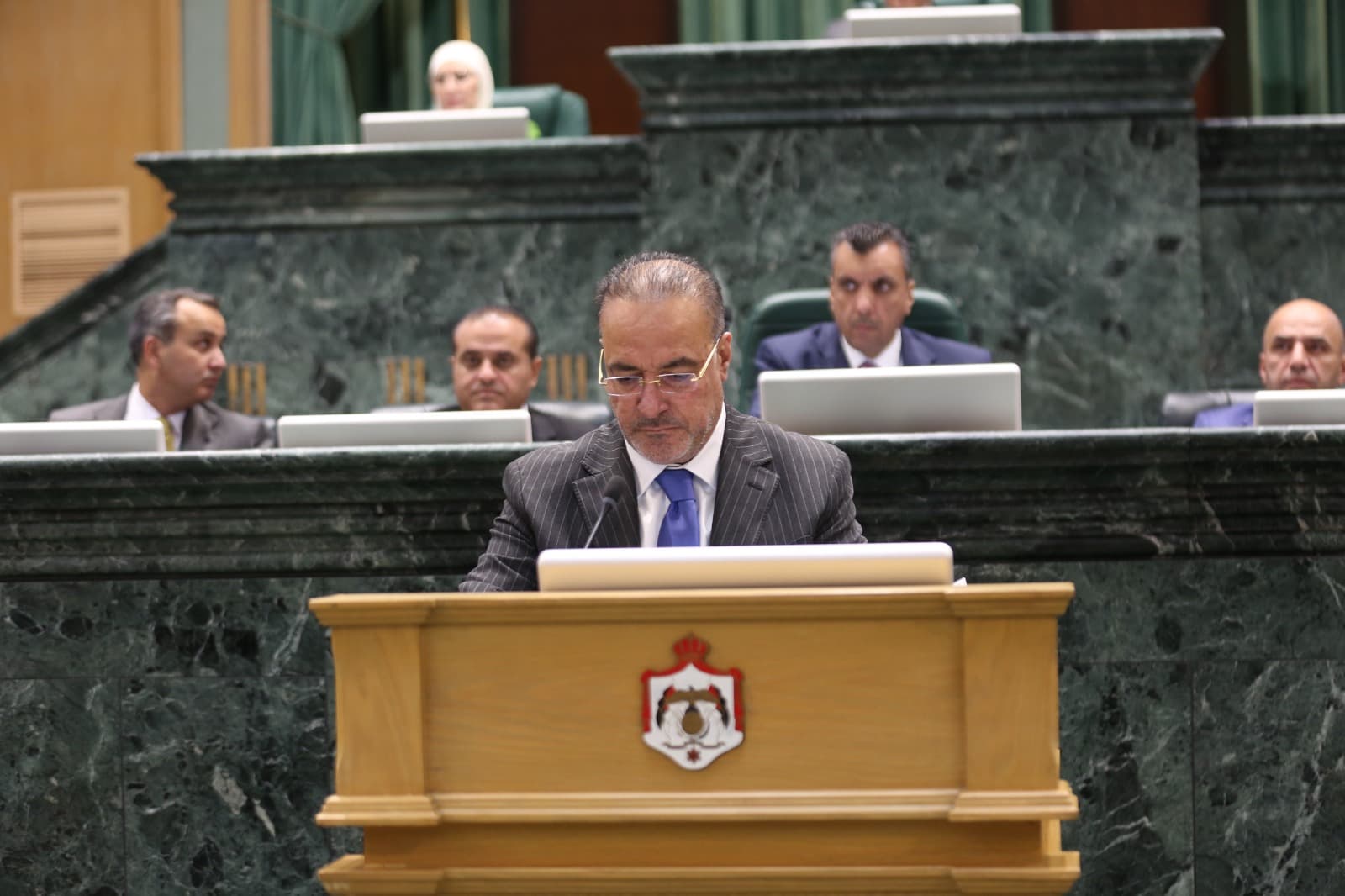 القاضي يطلب من وزير المالية رفع صوته والأخير يرد: النواب بشاغبوا