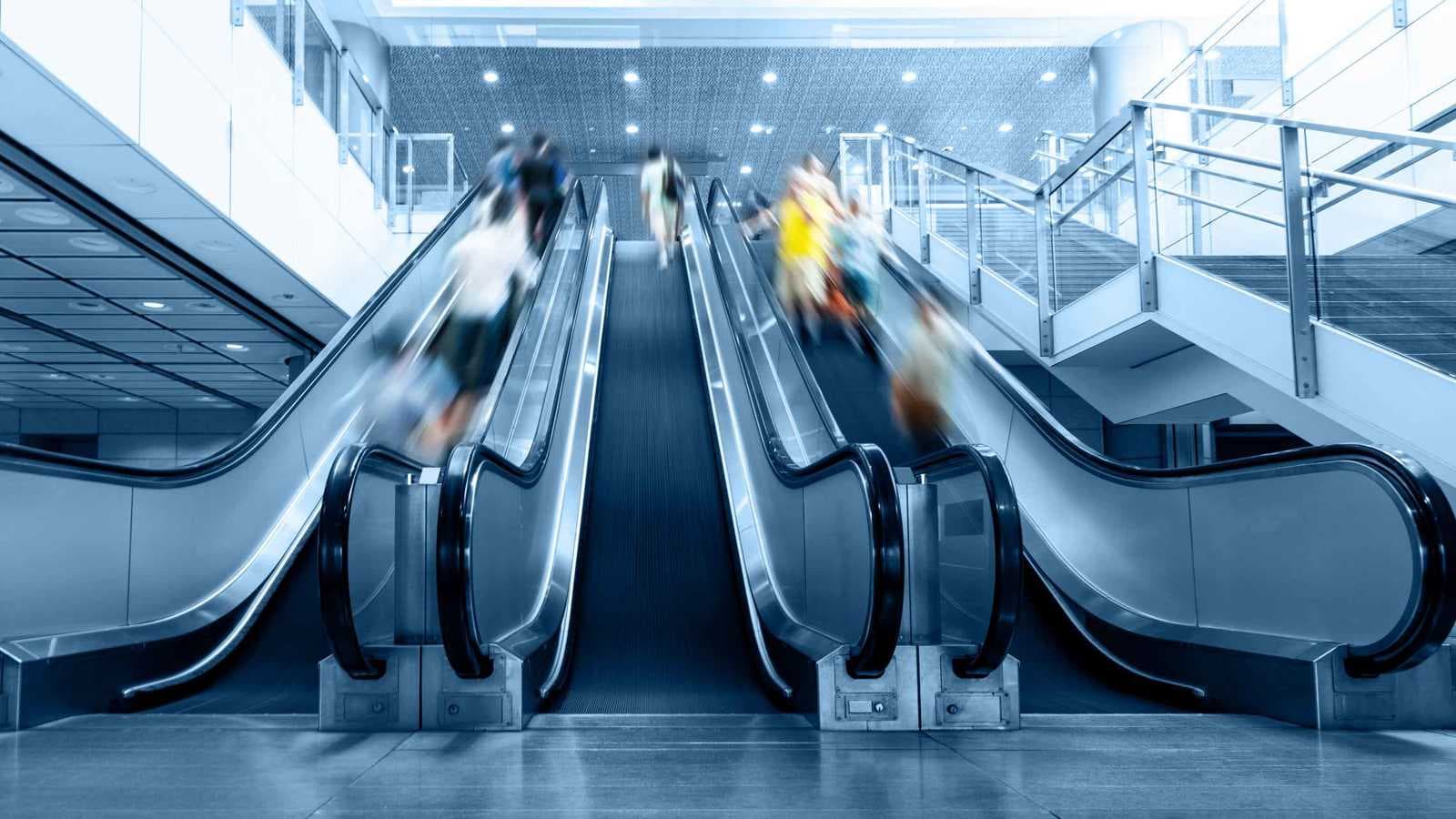 محاكمة امرأة لسيرها بالاتجاه الخاطئ على السلم الكهربائي