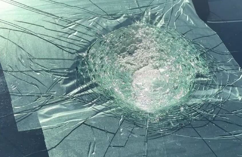 جسم غامض يصطدم بسيارة "تسلا" في حادثة نادرة تثير حيرة العلماء