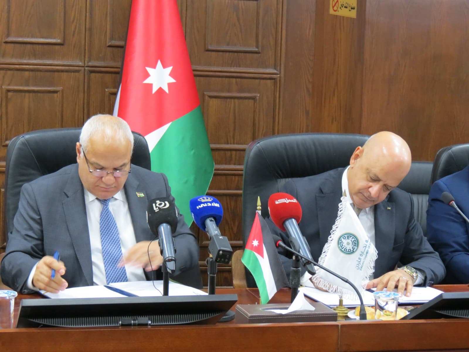 اتفاقية لتوفير عمالة غير أردنية للقطاع التجاري مقابل تشغيل أردنيين