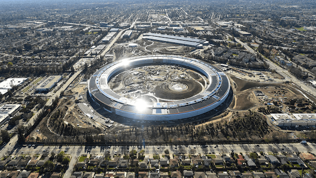 تحول في "وادي السيليكون": مخاوف من التوسع الممول بالديون تلاحق "أوراكل" وميتا وأمازون