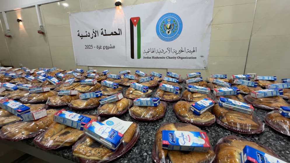 الحملة الأردنية والهيئة الخيرية توزعان 700 طرد غذائي شمال غزة وجنوبها