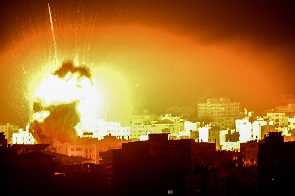 مصادر فلسطينية: قصف جوي ومدفعي عنيف على عدة مناطق في غزة