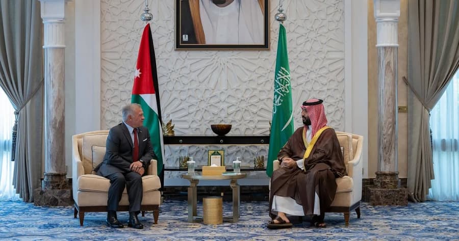 الملك يلتقي ولي العهد السعودي على هامش أعمال القمة العربية الإسلامية الطارئة