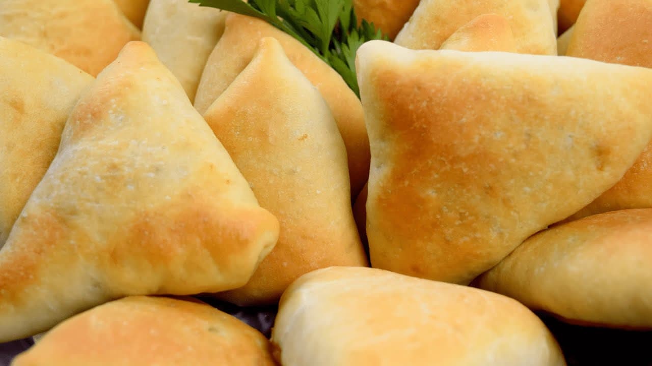 المعجنات التقليدية بأيدي الحاجة أم سمير العنانزة في مهرجان الزيتون