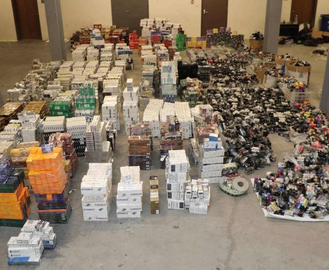 الجمارك":  ضبط ما يزيد عن  13100 كروز دخان وكميات كبيرة من السجائر  الإلكترونية والمعسل