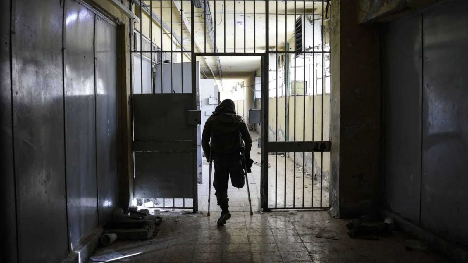 بعد سنوات من اختفائه.. أم سورية تتعرف على رفات ابنها من صورة في جيبه