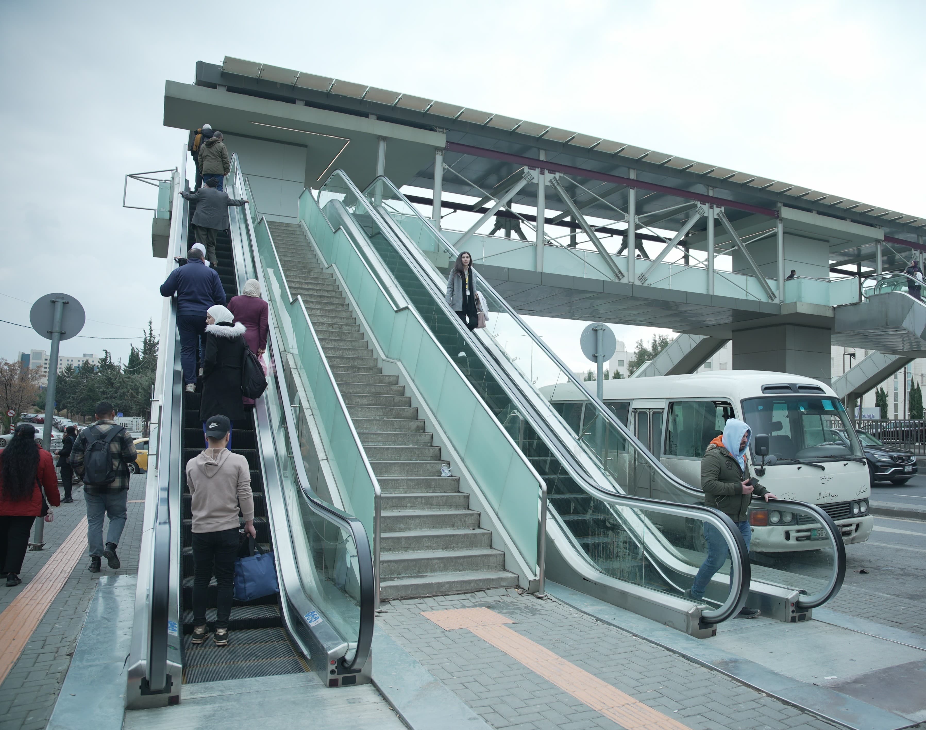 ممرات آمنة بلا عابرين.. لماذا لا يستخدم الأردنيون جسور المشاة؟