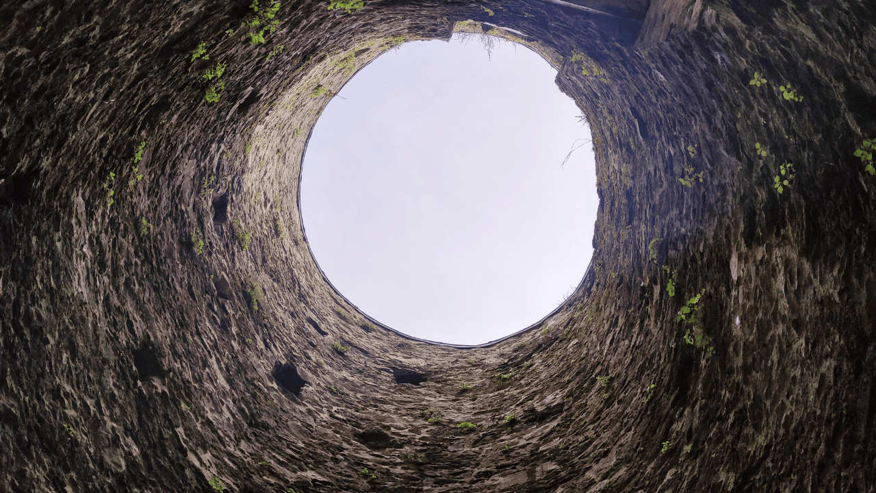 إصابة شخص بكسر إثر سقوطه في بئر بلواء الكورة