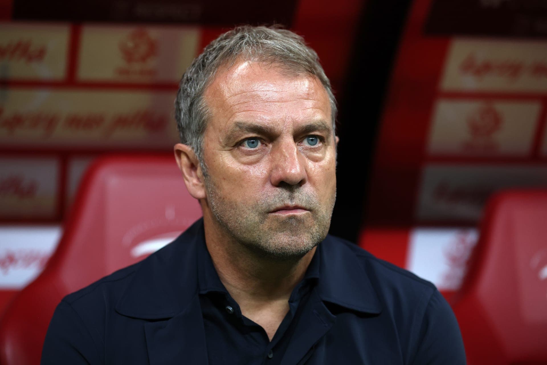 فليك: رأيت ليفاندوفسكي مختلفًا بعد الإصابة.. وعلينا إدارة غياب دي يونج