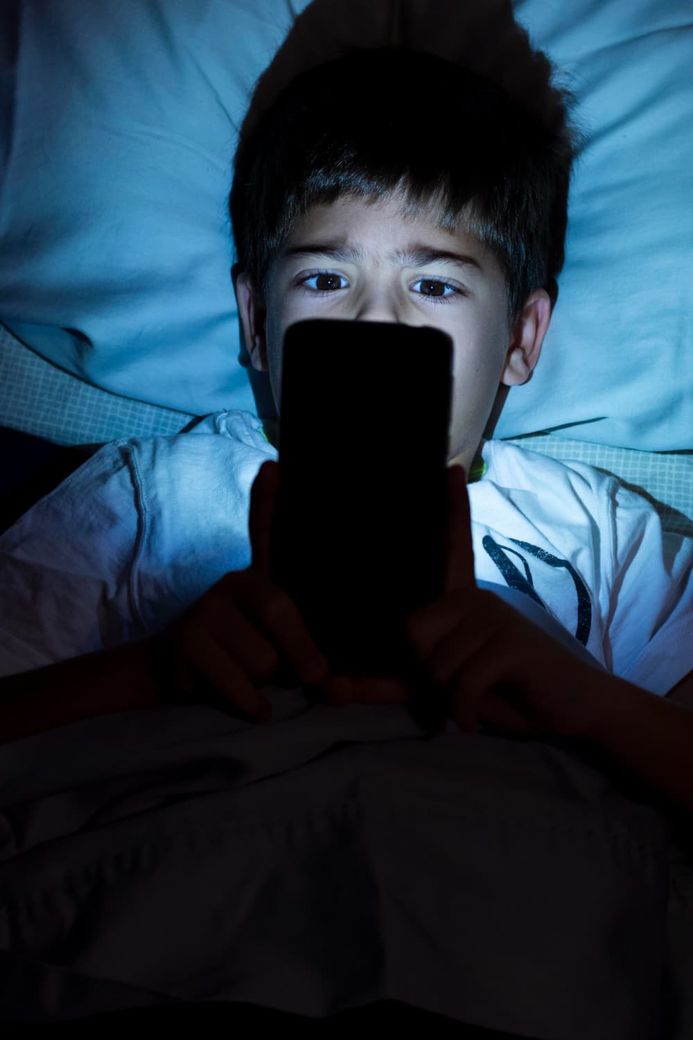 استخدام الهاتف ليلا لا يدمّر نومك فقط… بل قد يهدد صحتك العامة!