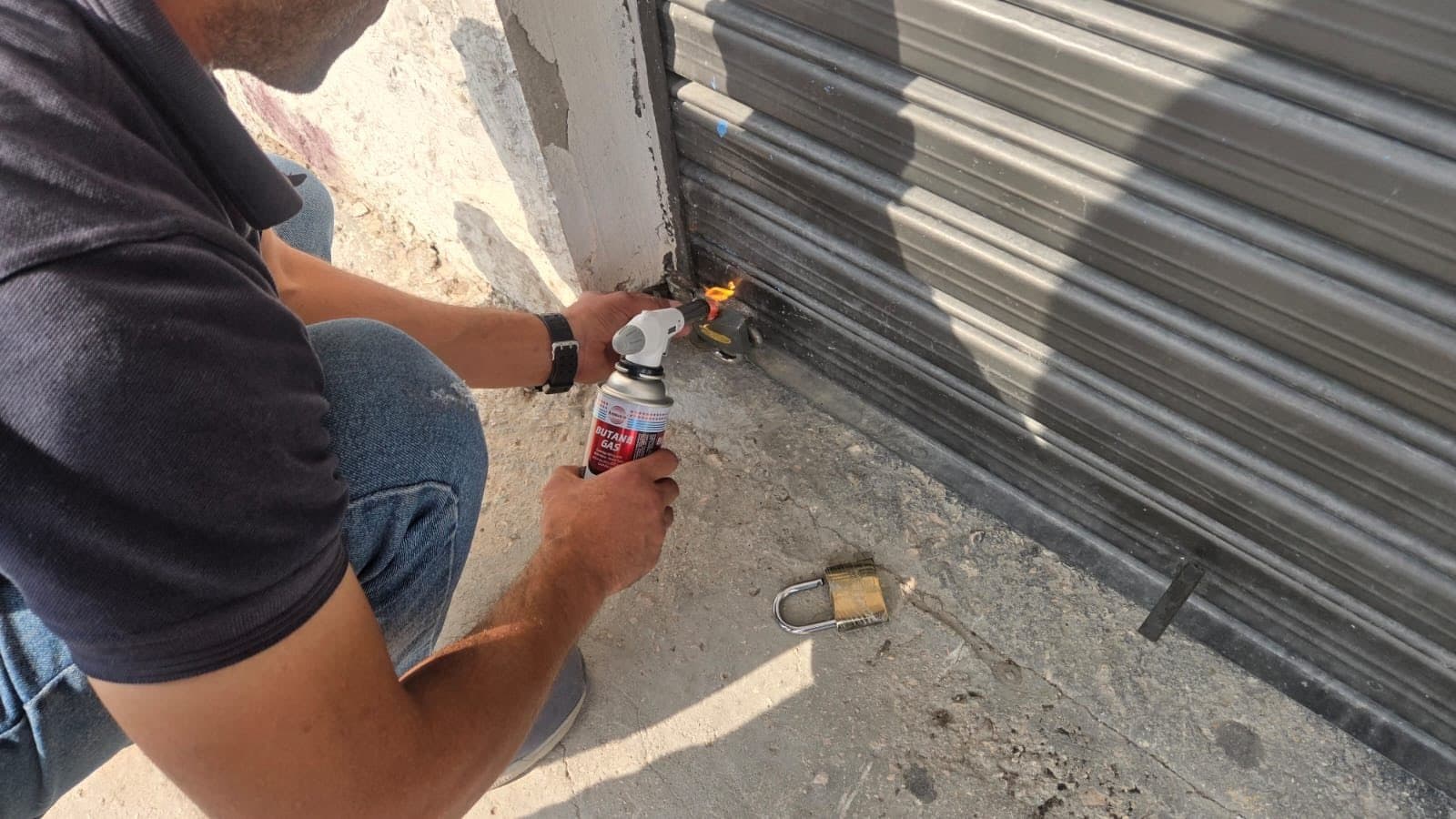 بلدية كفرنجة تُغلق 17 محلا تجاريا غير مرخّص