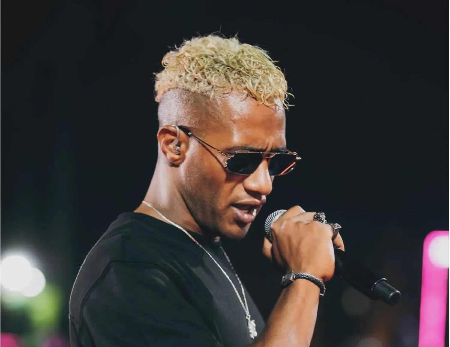 محمد رمضان يهين مهندس الصوت أمام الجمهور (فيديو)