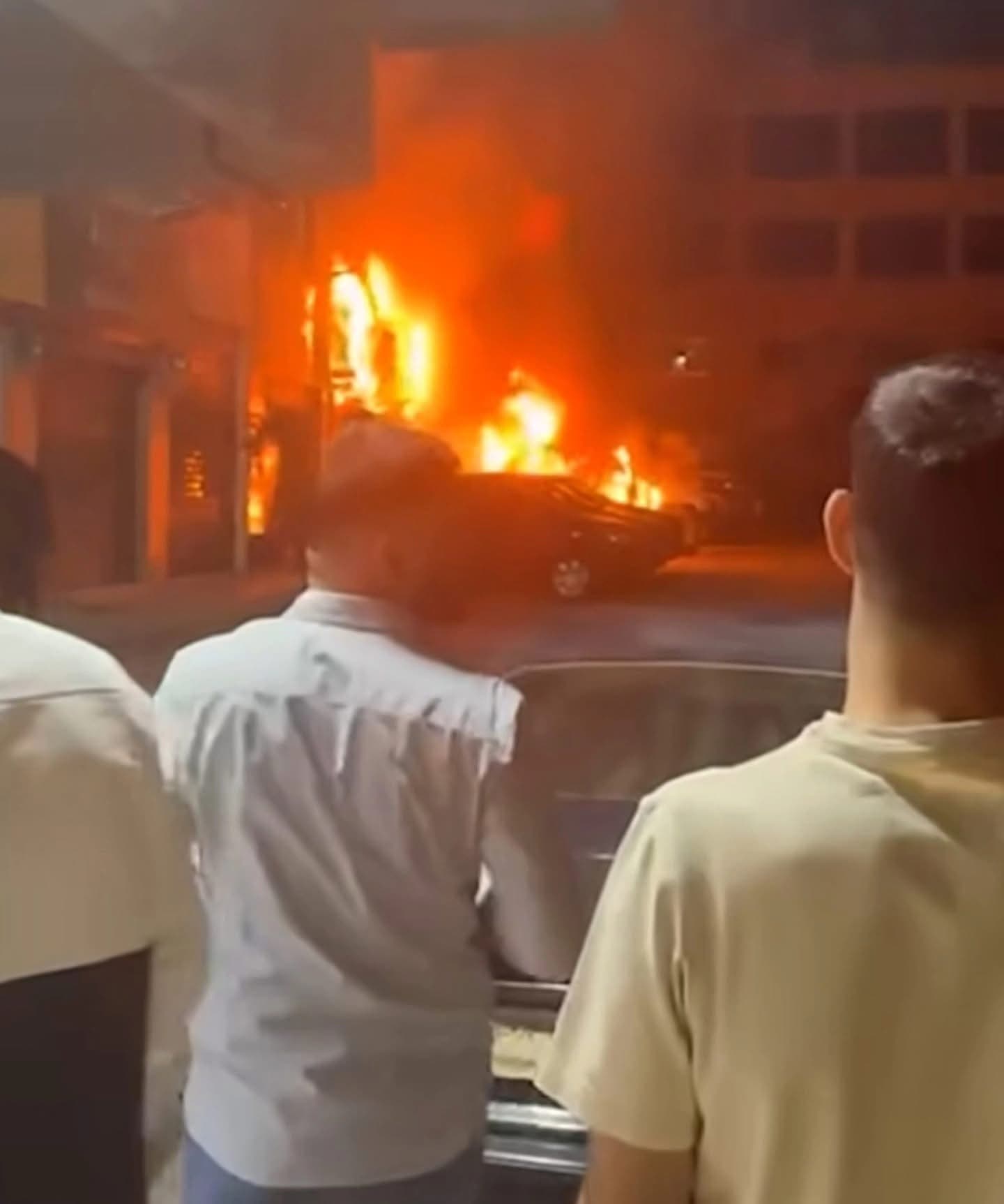 اندلاع حريق في مطعم ومركبتين بشارع مكة