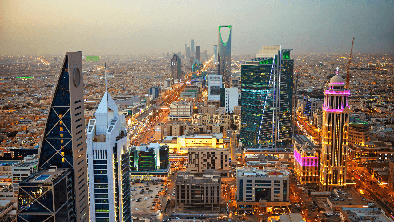 الجوازات السعودية تعتزم إطلاق "الترحيل الذاتي".. منصة رقمية لأتمتة مغادرة مخالفي الإقامة والعمل