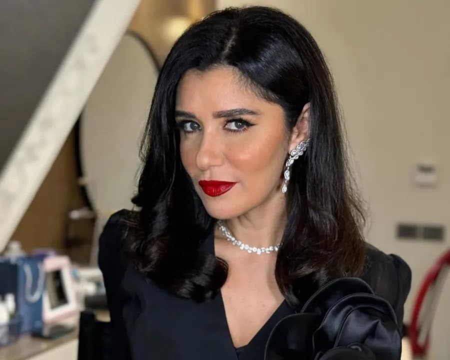 بعد تكريمها.. غادة عادل تكشف سبب بكائها