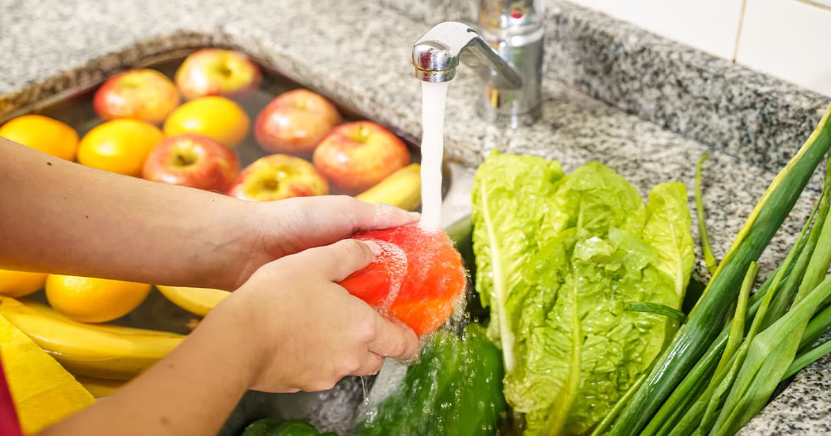 غسل الفواكه والخضروات.. ما الذي ينصح به الخبراء؟