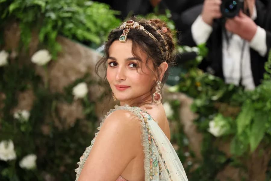 عليا بهات تصنع التاريخ بفوزها الأخير بجوائز فيلم فير 2025