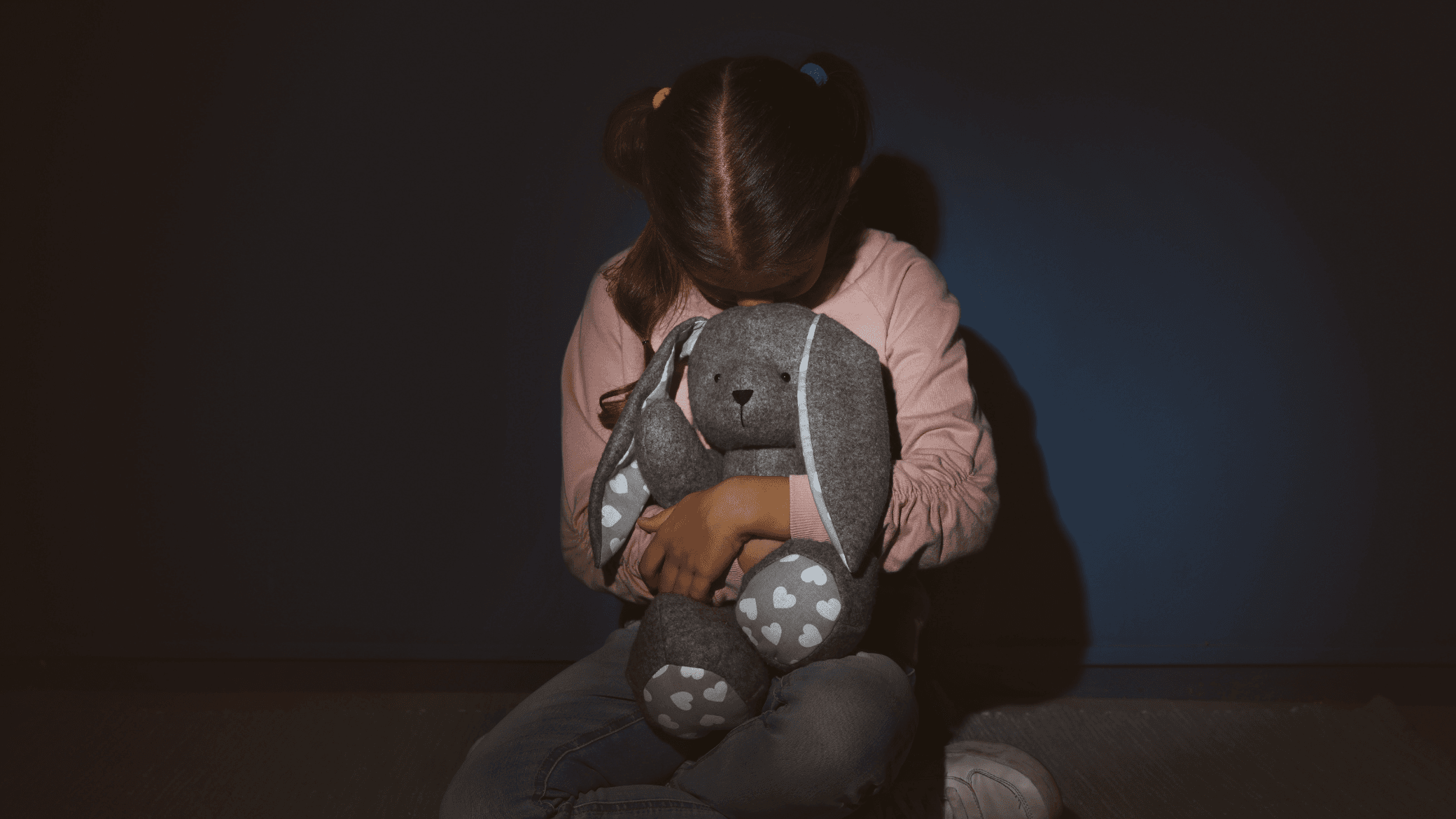 حقوقية: جرائم العنف ضد الأطفال لا تبدأ بالقتل مباشرة بل تسبقها مراحل متعددة