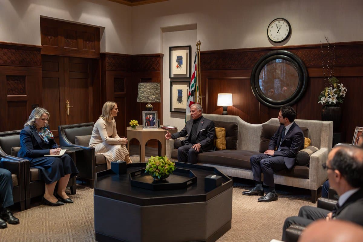 الملك يلتقي وزيرة الخارجية والتجارة والدفاع الإيرلندية ويبحثان العلاقات والتطورات الإقليمية