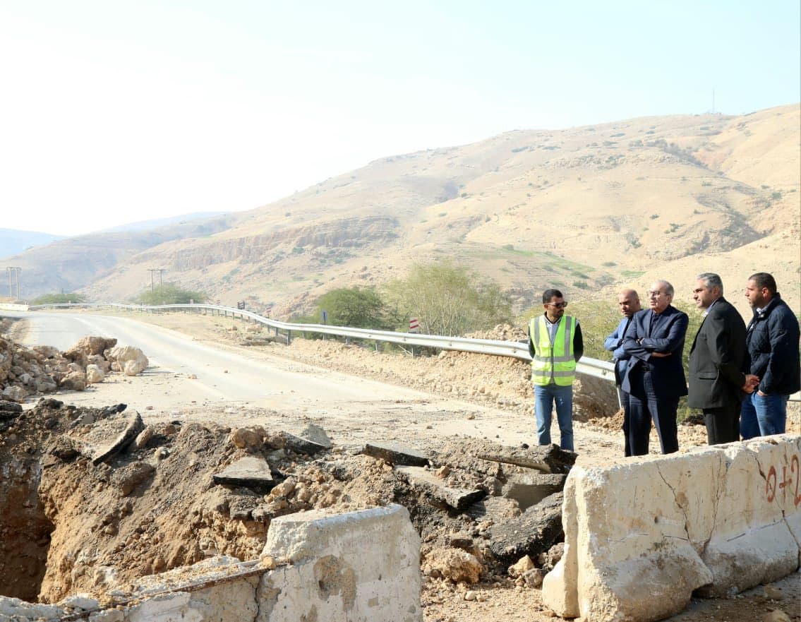 وزير الأشغال يتفقد أعمال معالجة الانهيارات على طريق "وادي شعيب"