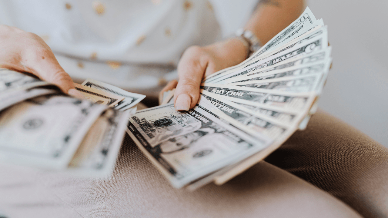 تراجع الدولار عالمياً بعد بيانات تضخم دون التوقعات