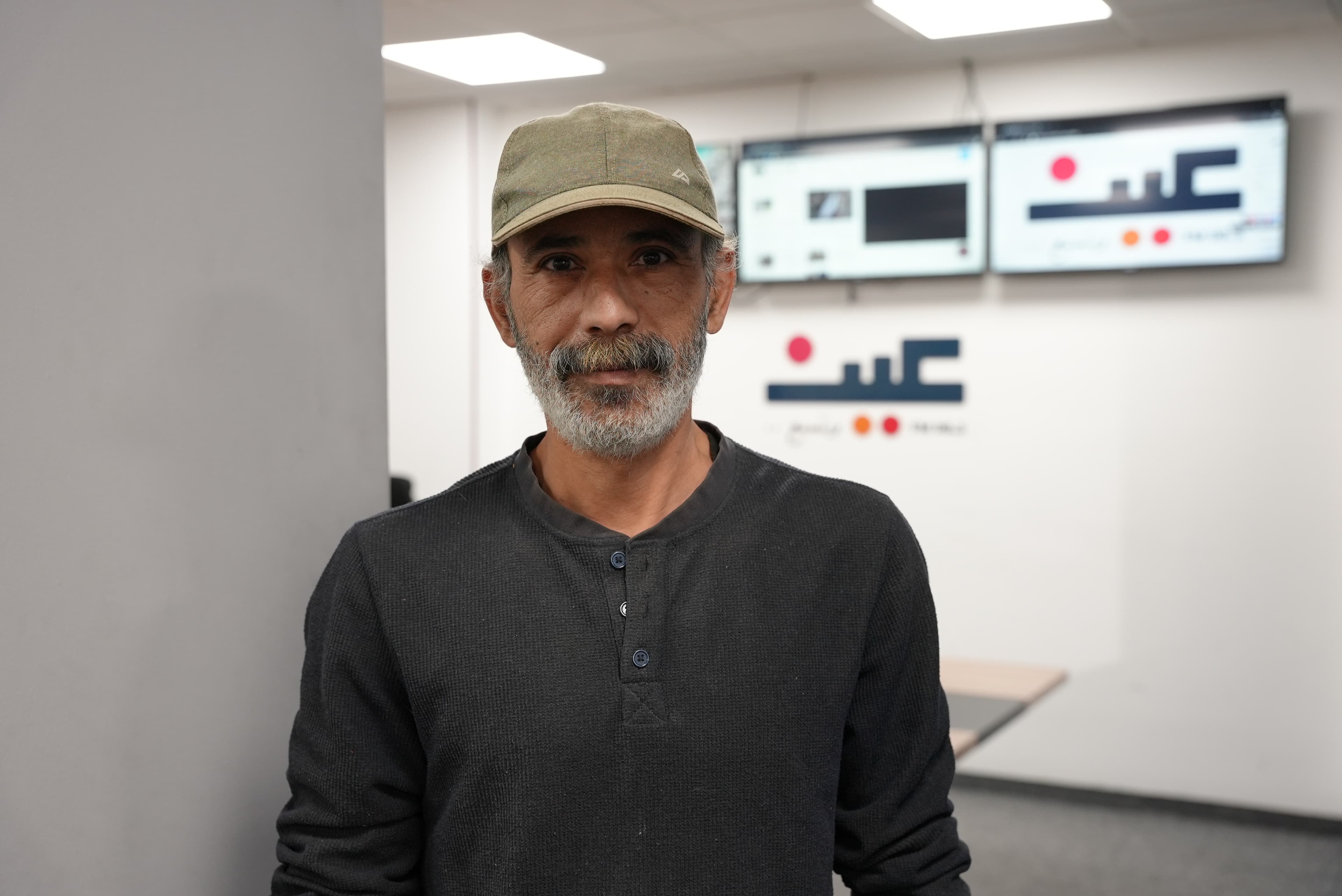 إياد صقر.. 30 عاما من التمسك بحرفة "خشب الزيتون" وسط تحديات كبيرة