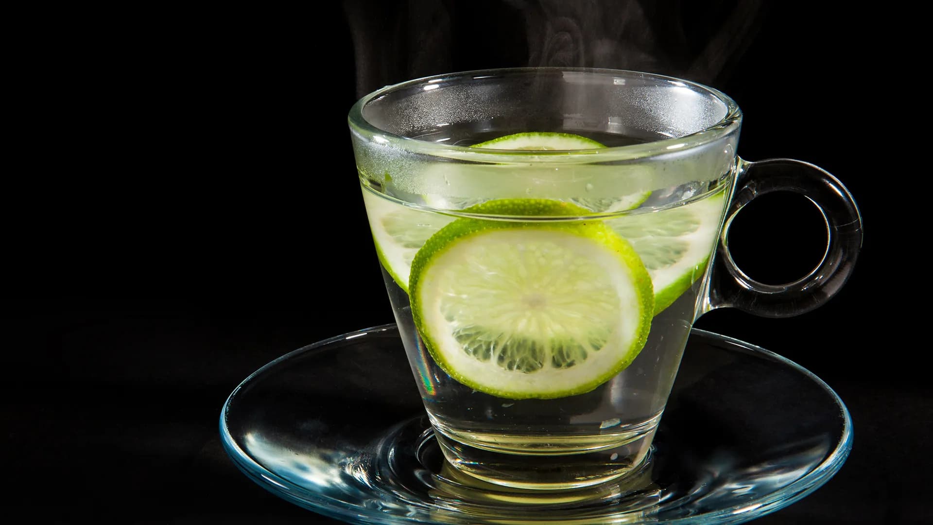 ماء الليمون.. إضافة طبيعية قد تساعد في علاج النقرس