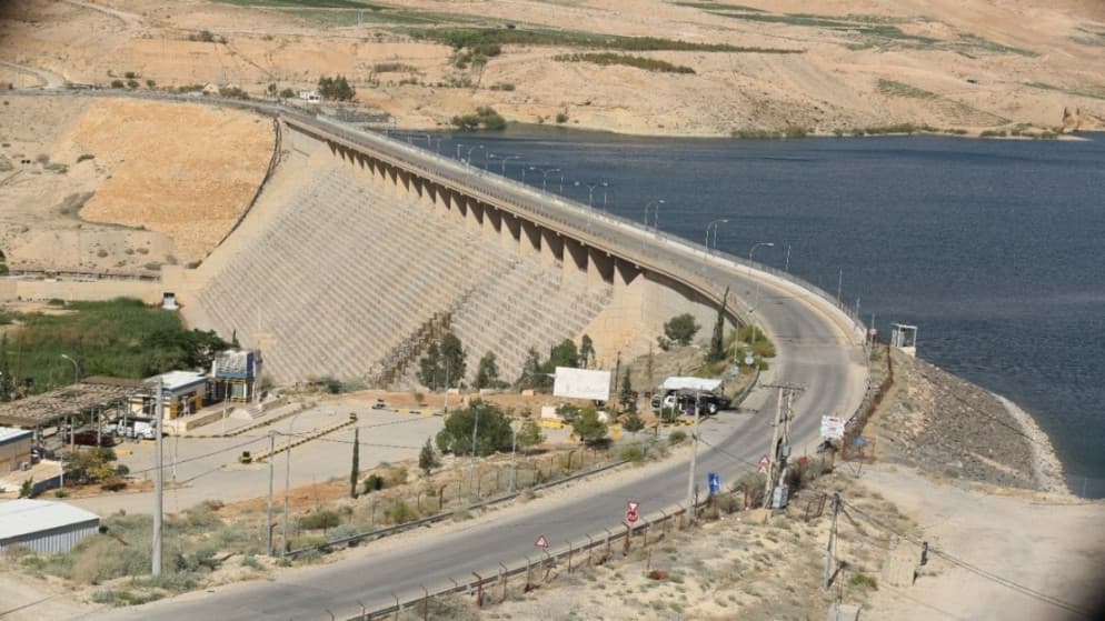 الانتهاء من عملية تنظيف الرسوبيات في سد الموجب وإغلاق البوابات