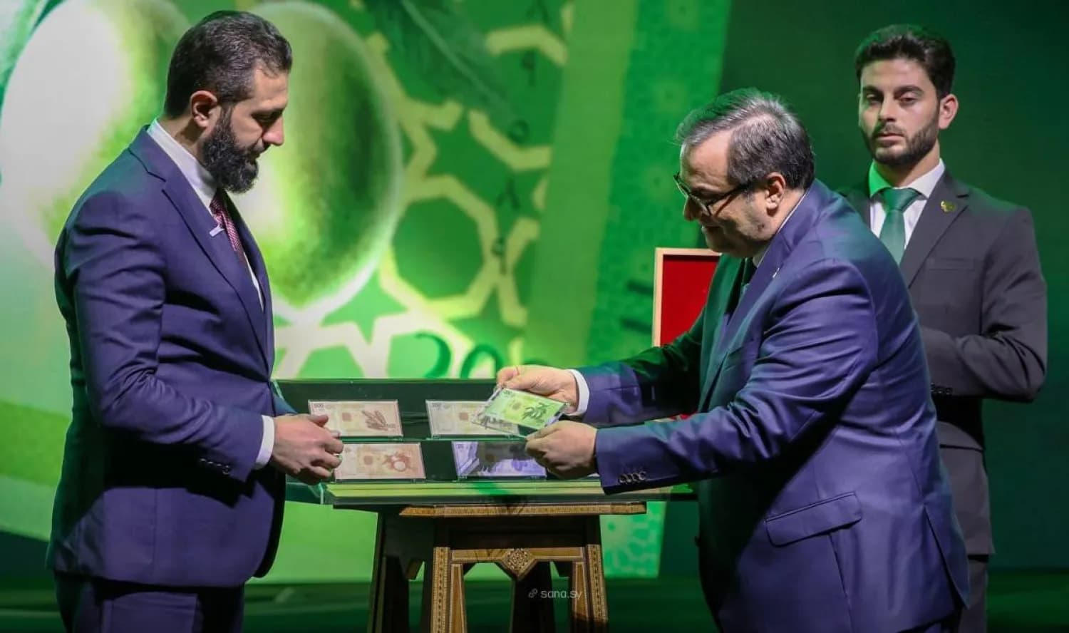 بدء استبدال العملة السورية القديمة بأخرى جديدة