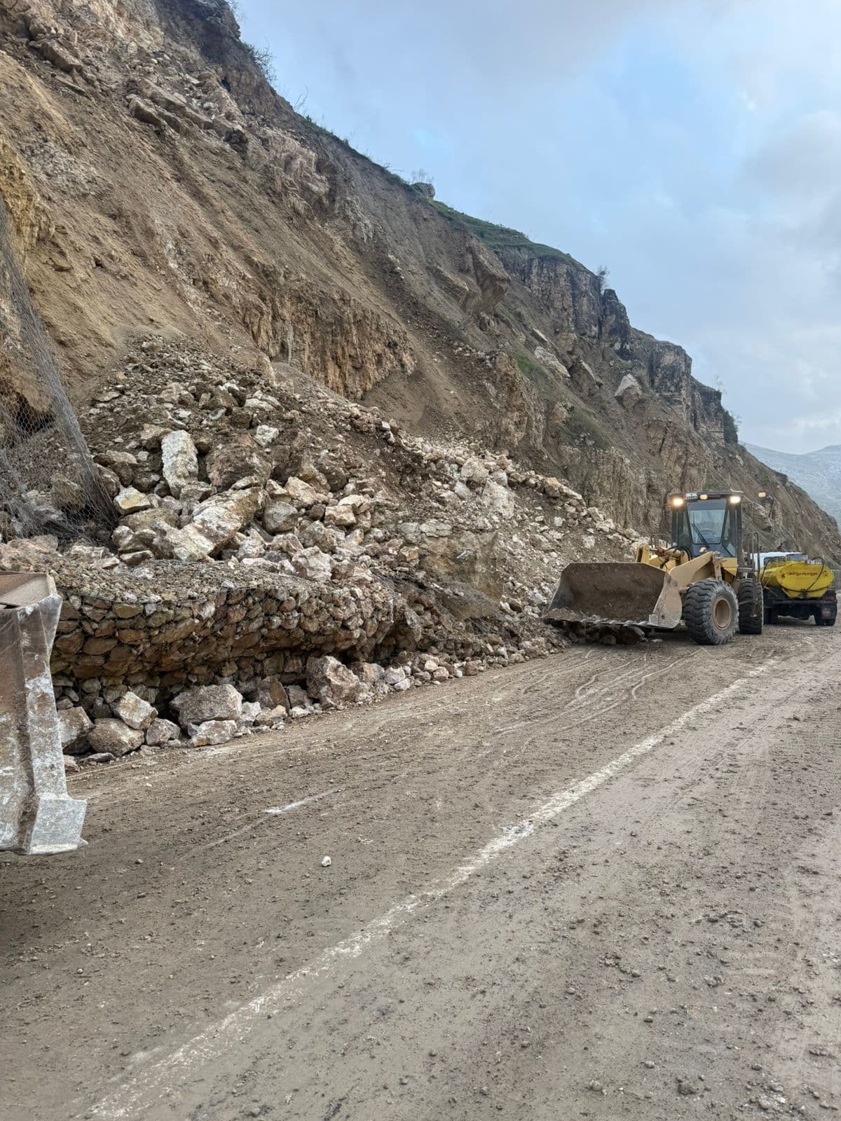 وزارة الأشغال: إعادة فتح طريق "العارضة" بعد انهيارات صخرية ناتجة عن الأمطار