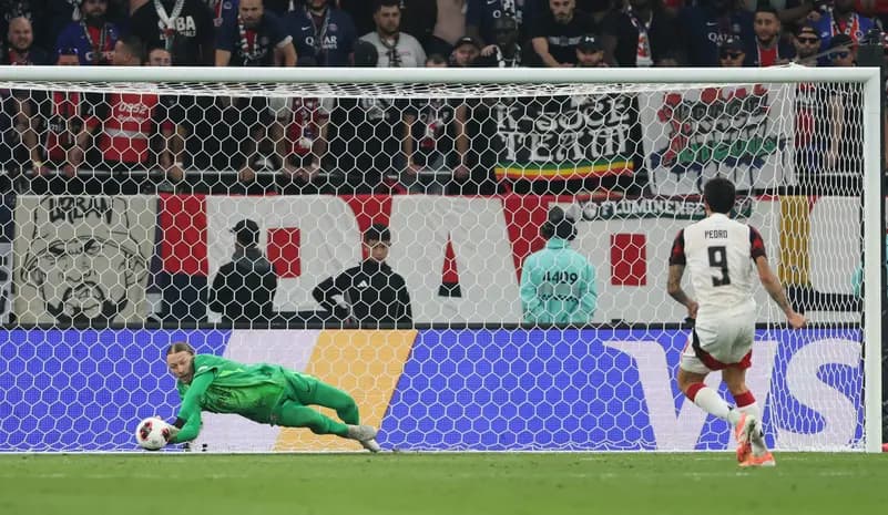 "يد مكسورة وقلب من حديد".. كسر في يد حارس سان جيرمان يغيّبه عن الملاعب لأسابيع