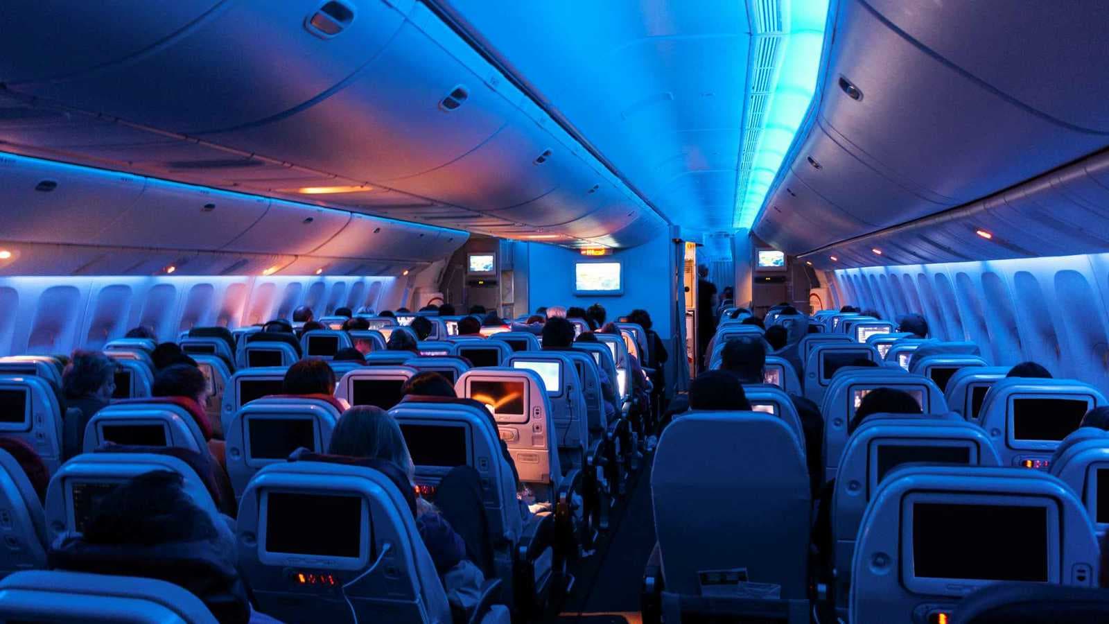 هل لاحظت رائحة "غريبة" على الطائرة؟.. السبب قد يفاجئك