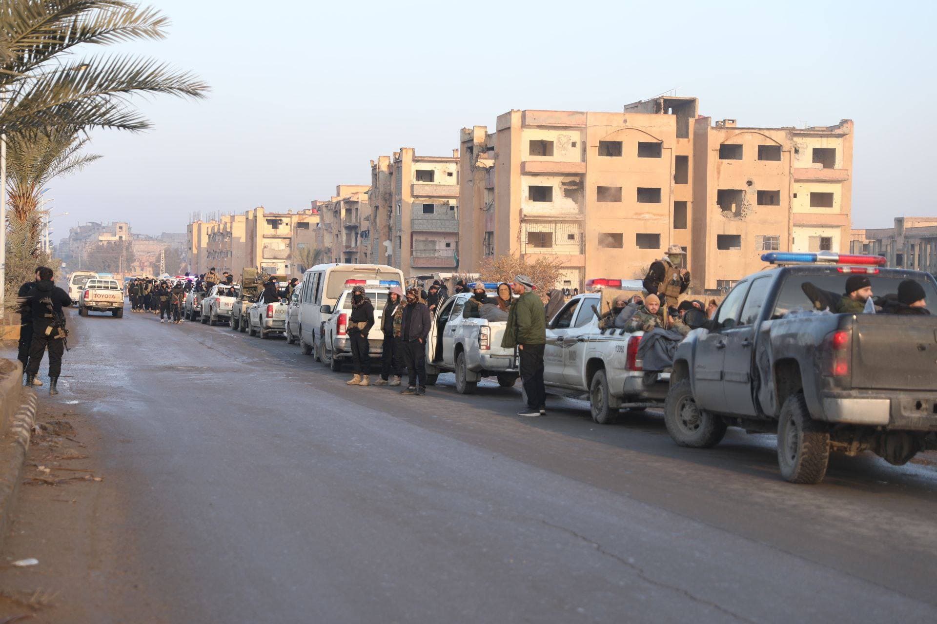 "الداخلية السورية" تبدأ خطة انتشار أمني شاملة في ريف دير الزور الشرقي.. صور