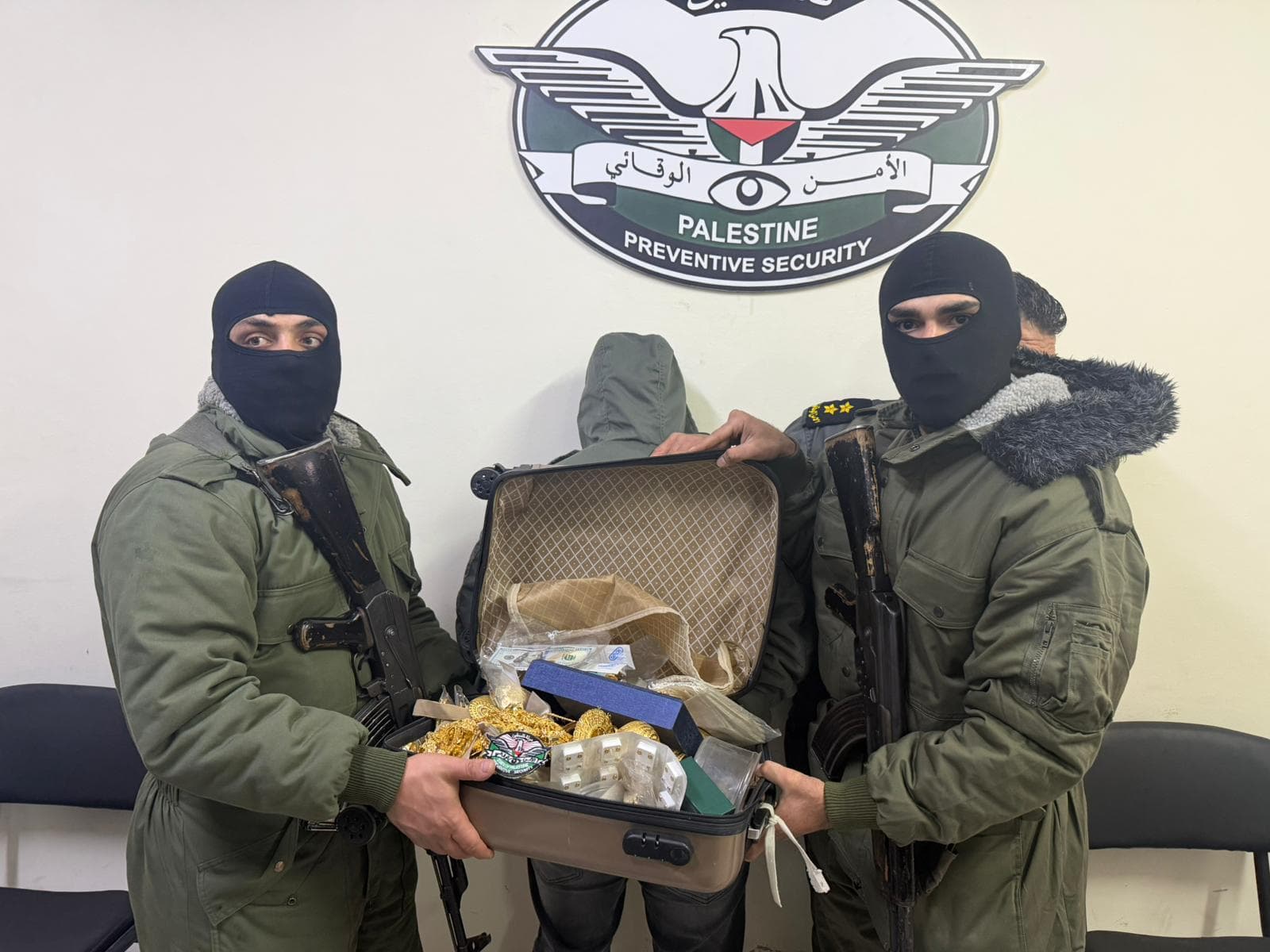 الأمن الفلسطيني: اثنان من منفذي عملية سطو مسلح في الظاهرية تنكّرا بزي جيش الاحتلال