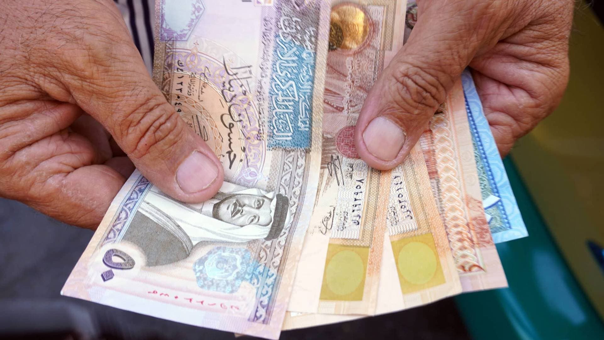 الحكومة: إيقاف إنهاء خدمات الموظفين ممن أتموا 30 عاماً يدخل حيز التنفيذ الثلاثاء