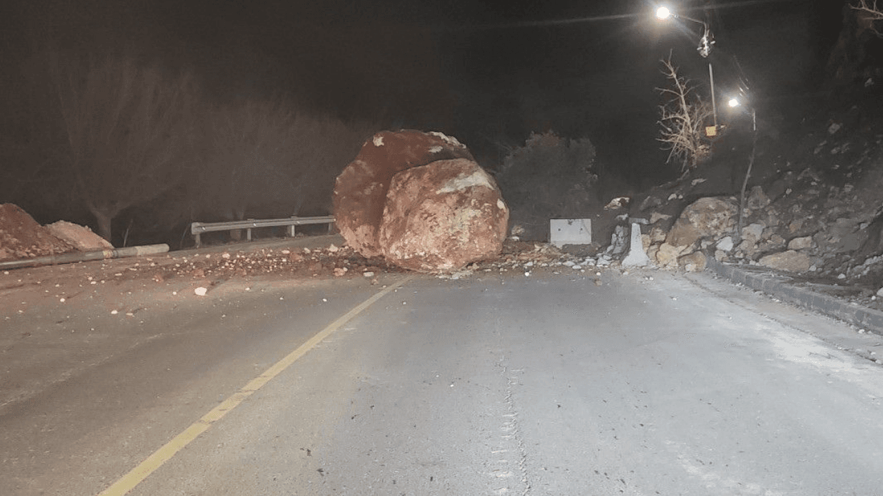 سقوط صخرة كبيرة وشجرة على الطريق الرئيسي بمنطقة بدر الجديدة في العاصمة عمان