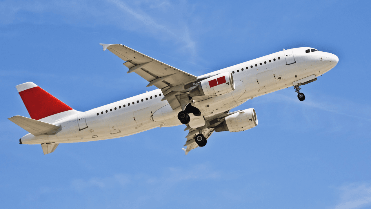 كبرى شركات الطيران العالمية تهجر أجواء المنطقة وتغير مساراتها.. تفاصيل