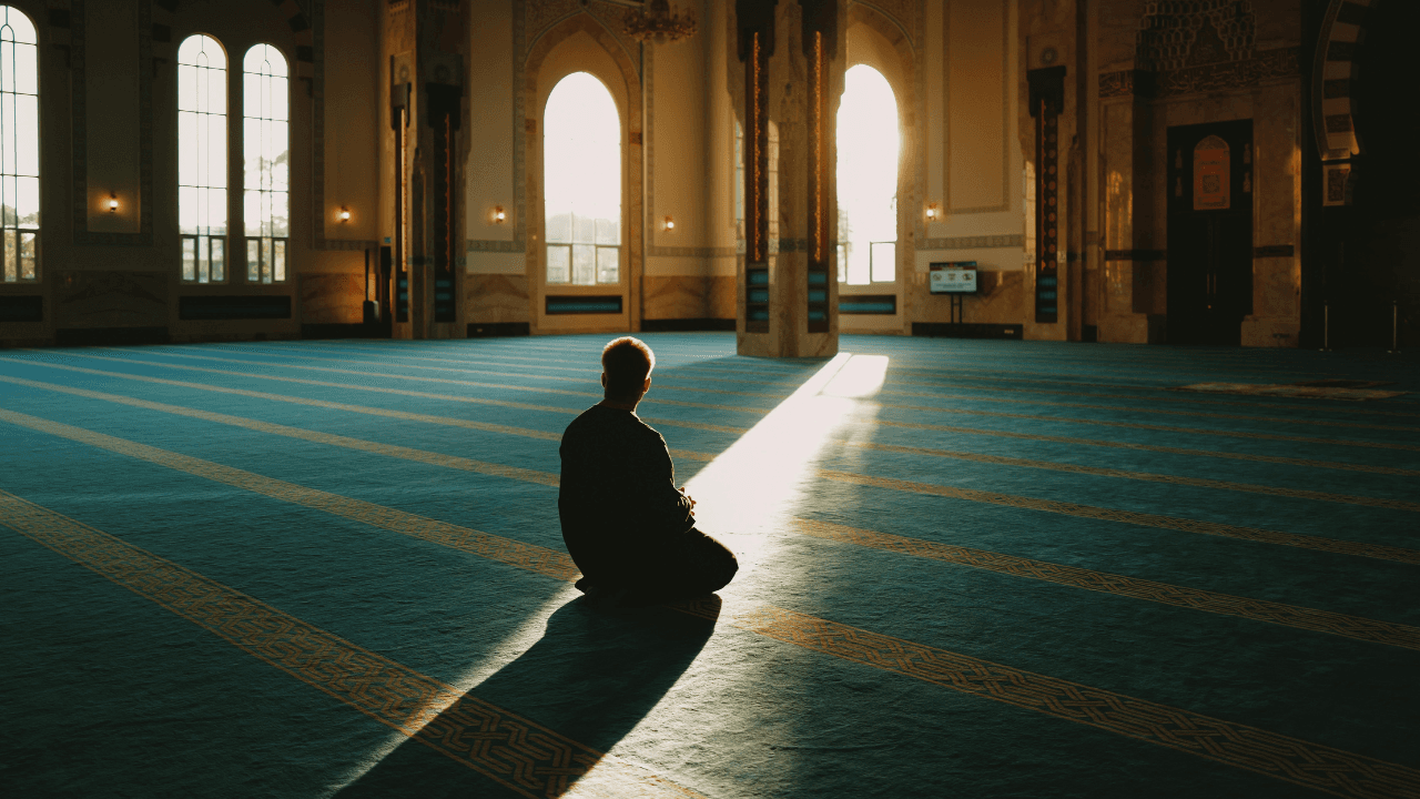 شاب من إربد يطلق مبادرة تطوعية لتعطير مساجد المحافظة