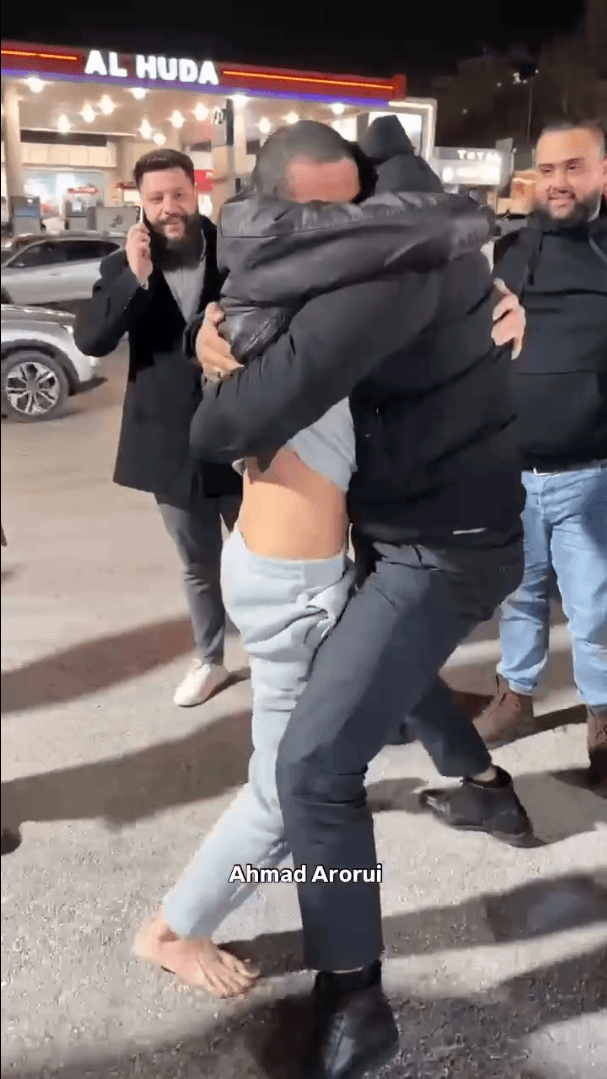 الأسير مصطفى أبو شرار يعانق الحرية بعد عامين ونصف من الأسر