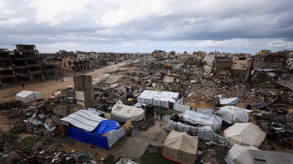 طفلة فلسطينية تموت بردًا في قطاع غزة وآخر يفارق الحياة حرقًا في خيمته