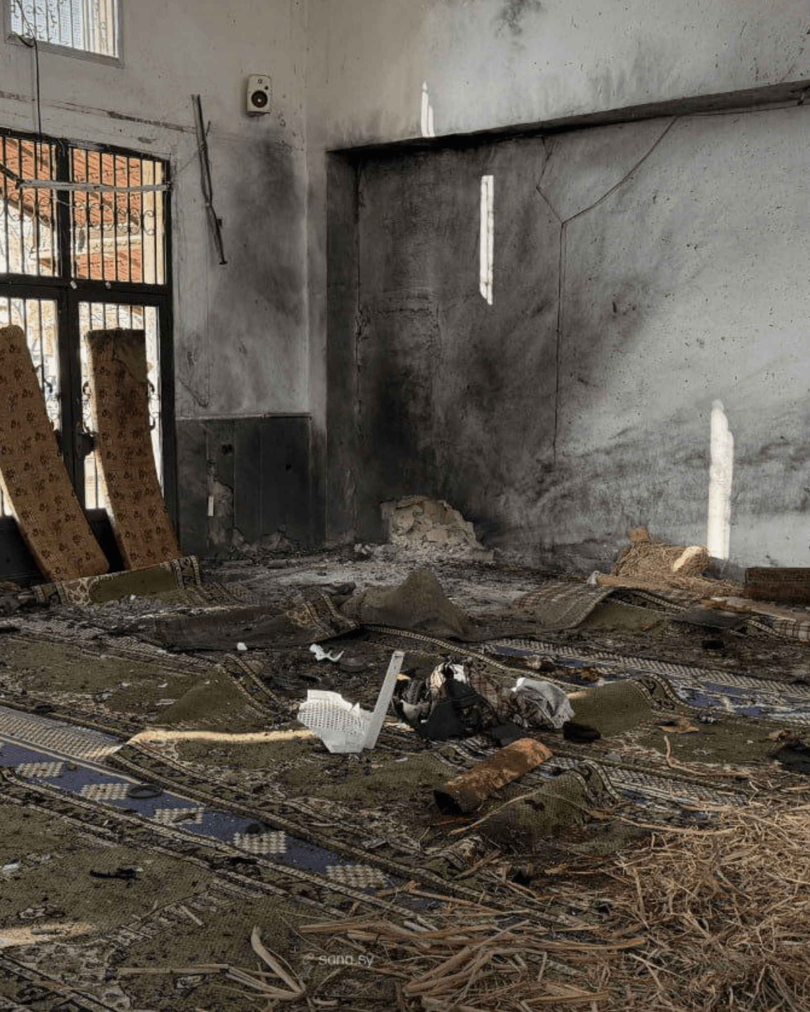 الخارجية السورية تدين تفجير مسجد في حمص والأمن يكثف انتشاره في موقع الحادث