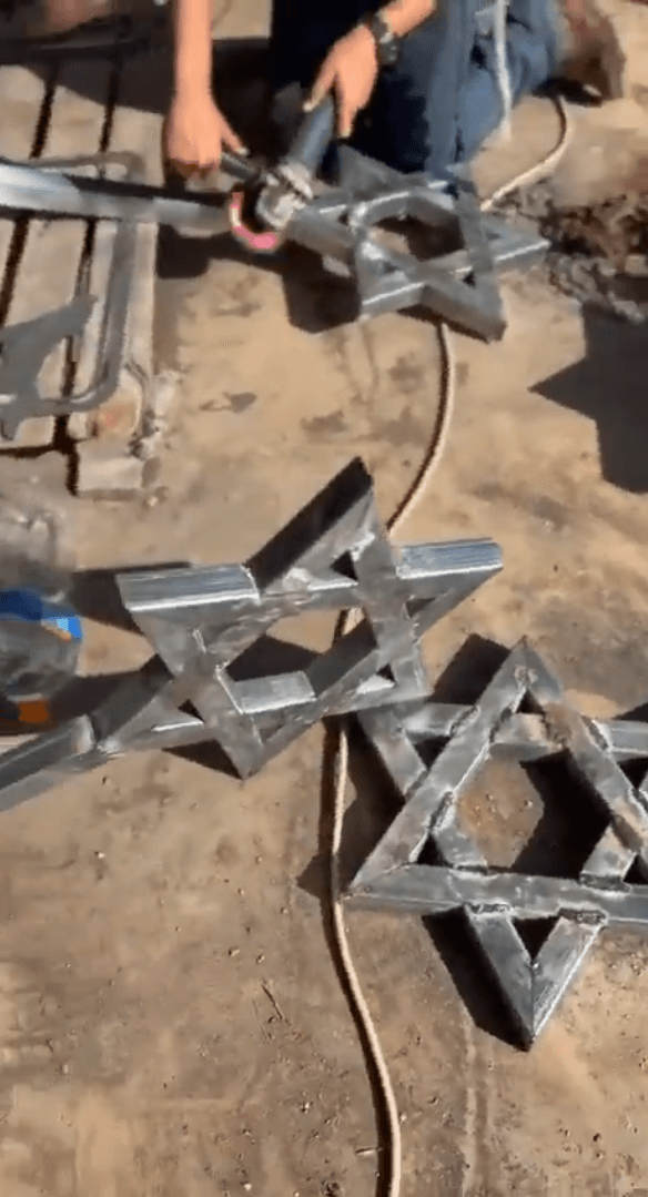 مستوطنون من حركة 'فتية التلال' يجهزون المئات من تماثيل نجمة داود لتوزيعها في شوارع الضفة الغربية وعلى مداخل القرى الفلسطينية