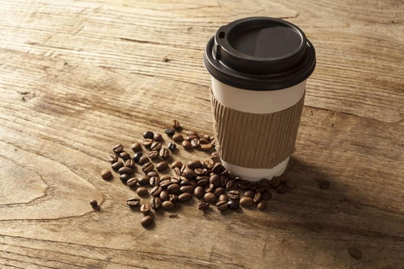 دراسة: أكواب القهوة الجاهزة قد تُغرق مشروبك بملايين الجزيئات البلاستيكية الدقيقة