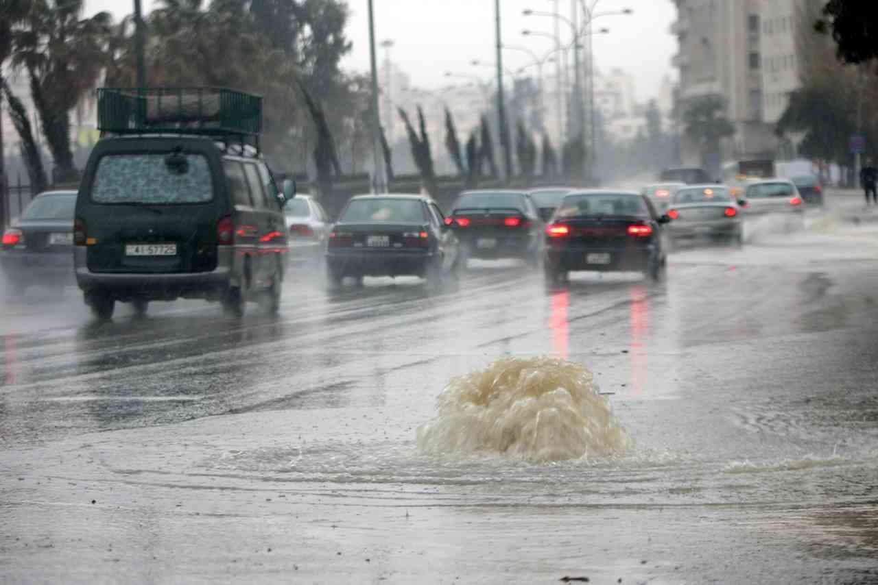 الأمن العام يدعو السائقين لتوخي أقصى درجات الحذر تزامناً مع ذروة المنخفض الجوي