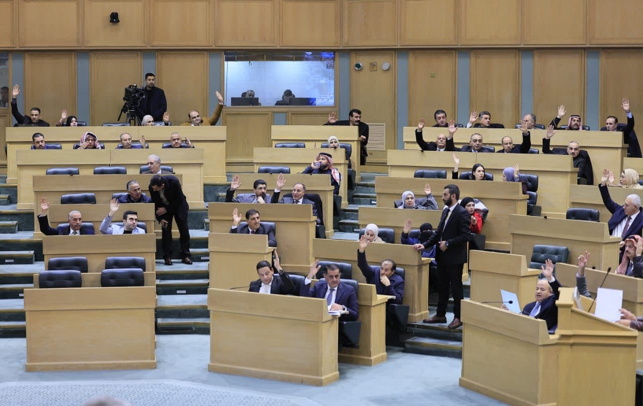 من طلب التصوير؟ روايتان متناقضتان حول فيديو نائب داخل المجلس