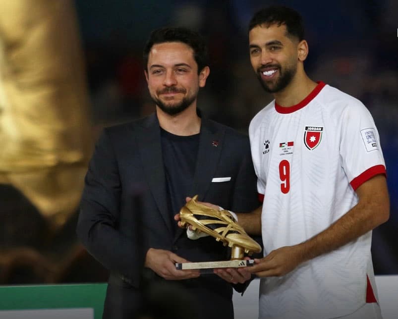 ولي العهد يتوج علي علوان بجائزة هداف كأس العرب 2025