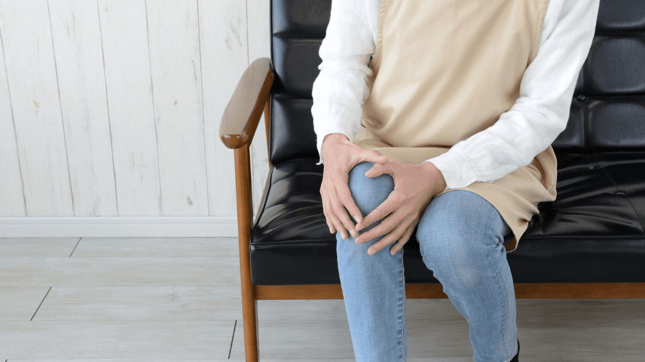 دليلك للتعامل مع طقطقة الركبة.. متى تستوجب زيارة الطبيب فوراً؟