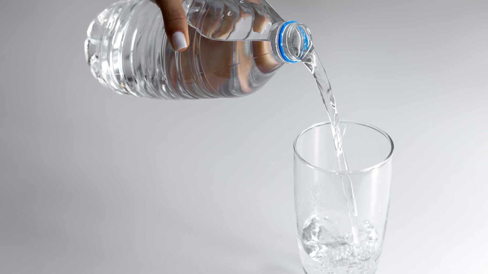 مضاد أكسدة طبيعي وداعم للطاقة.. ما هو الماء الهيدروجيني؟